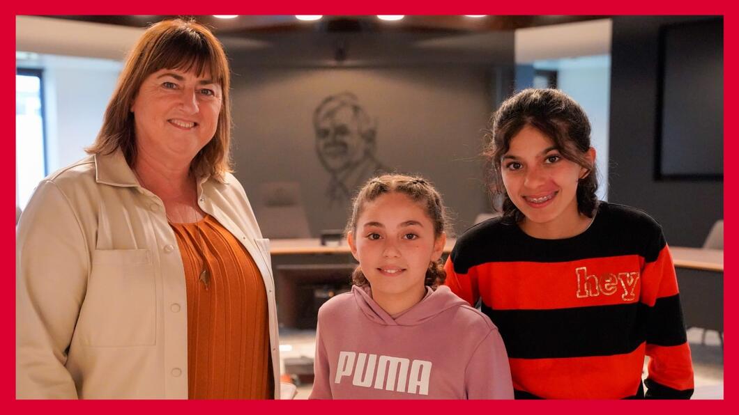 Sara en Saja op bezoek bij burgemeester Birgit op de Laak