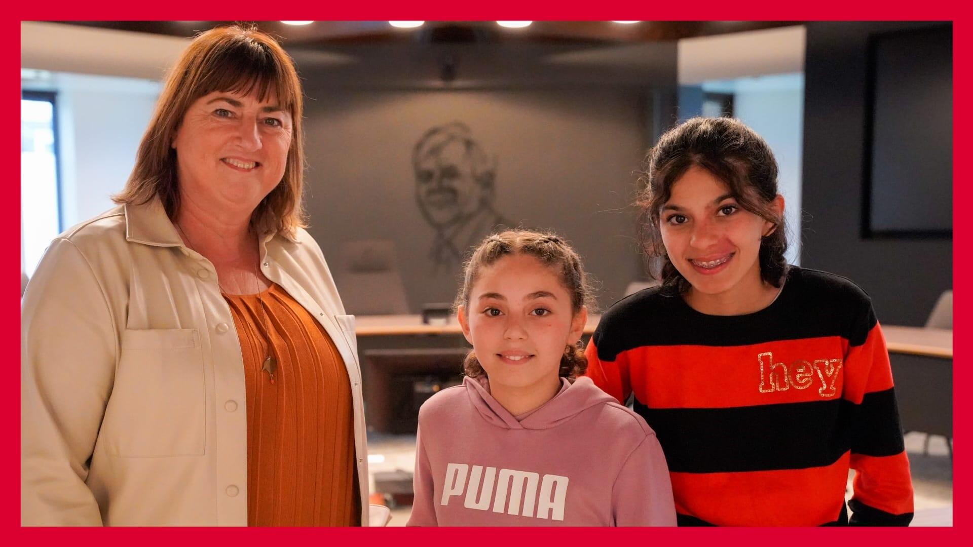 Sara en Saja op bezoek bij burgemeester Birgit op de Laak